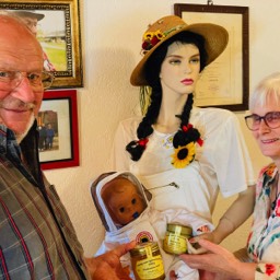 Blankensee Jürgen und Jutta Brauße mit Honigglas